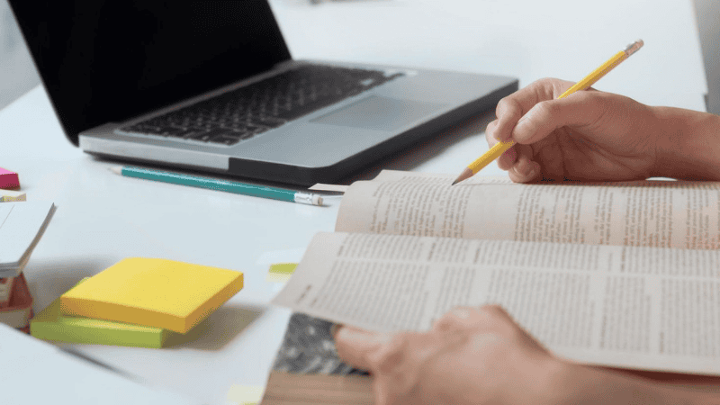 Concursos municipais SP 2026 com inscrições abertas e candidatos estudando